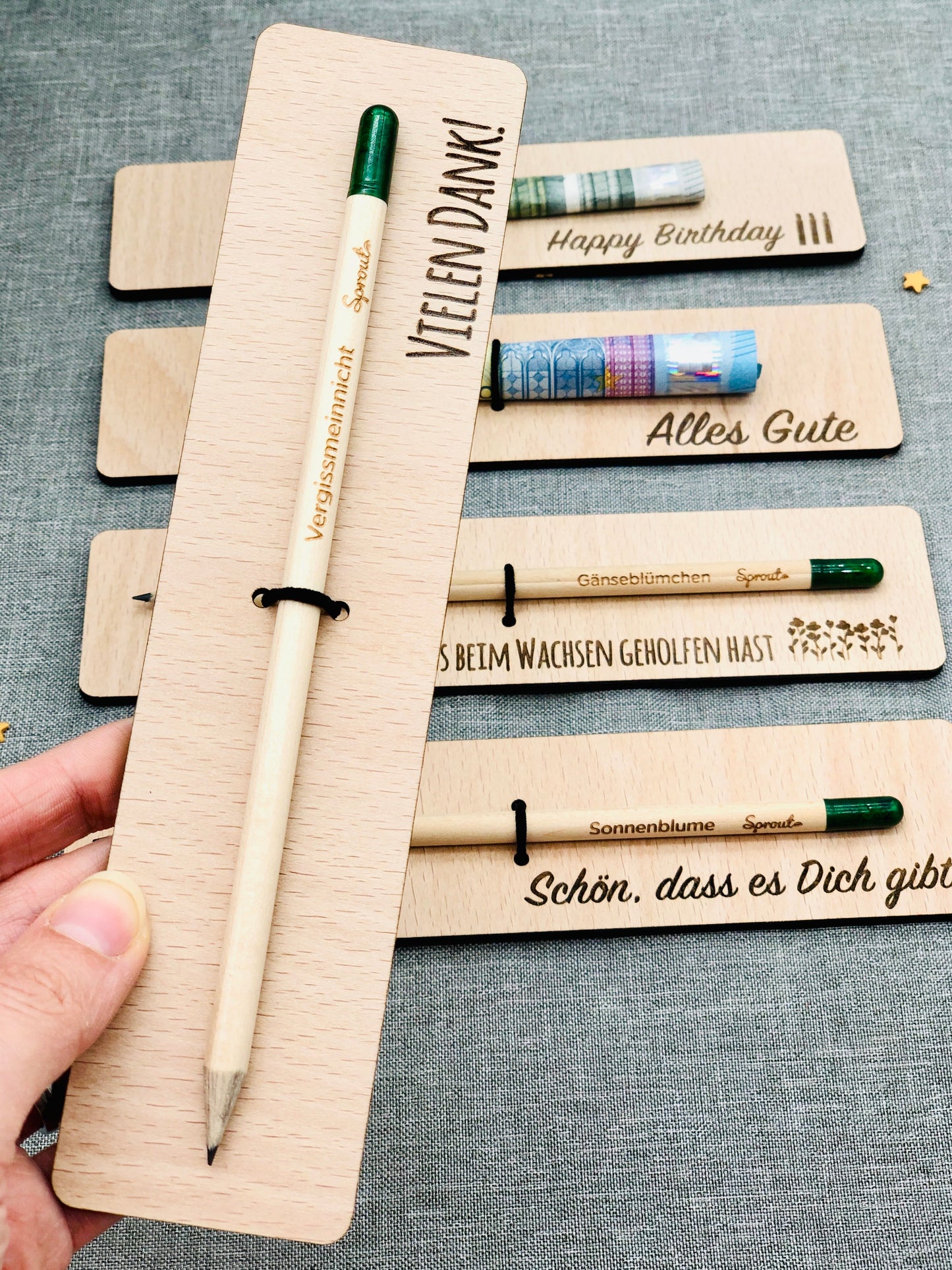 Holzkarte mit Bleistift als nachhaltiges Geschenk