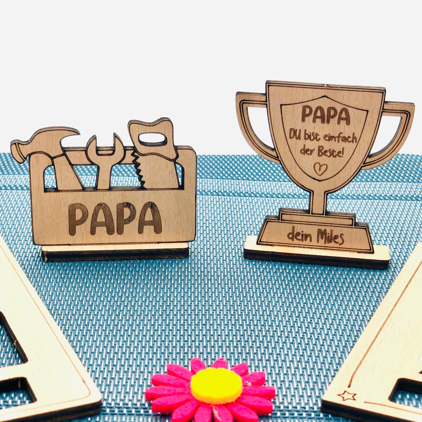 Geschenk zum Vatertag - Grußkarte Holz mit 3D Pokal - nachhaltiges Vatertagsgeschenk - mit Kindernamen personalisiert - Geschenk Papa Opa