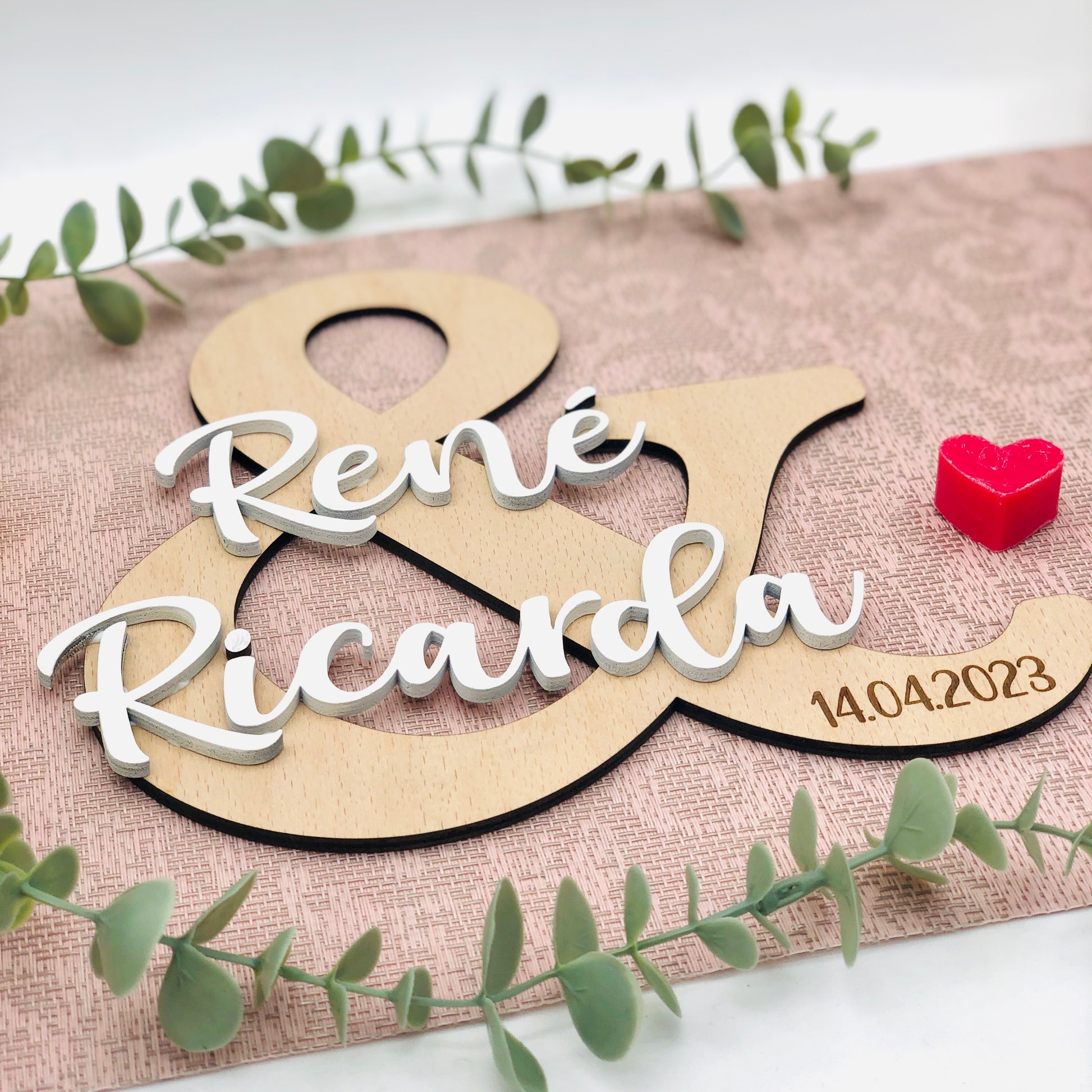 Hochzeitsgeschenk Holzschild Mr & Mrs - Deko fürs Brautpaar als Erinnerung - nachhaltiges Geschenk - personalisiert mit Namen